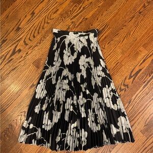 Elegant Black and White Floral Pleated Skirt